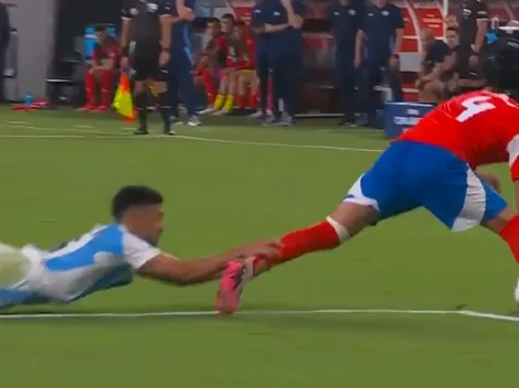 Jugador de Argentina celebra arbitraje a favor ante Chile