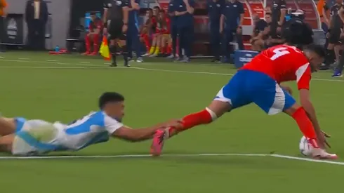 Nicolás González le hizo una increíble falta a Mauricio Isla y ni una amarilla se llevó.