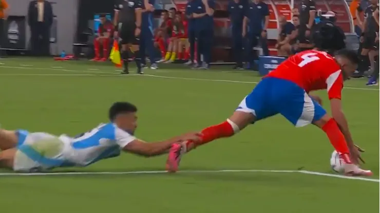 Nicolás González le hizo una increíble falta a Mauricio Isla y ni una amarilla se llevó.