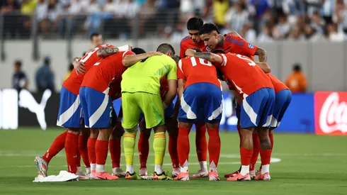 Los jugadores de Chile en la previa del inicio del encuentro ante Argentina.