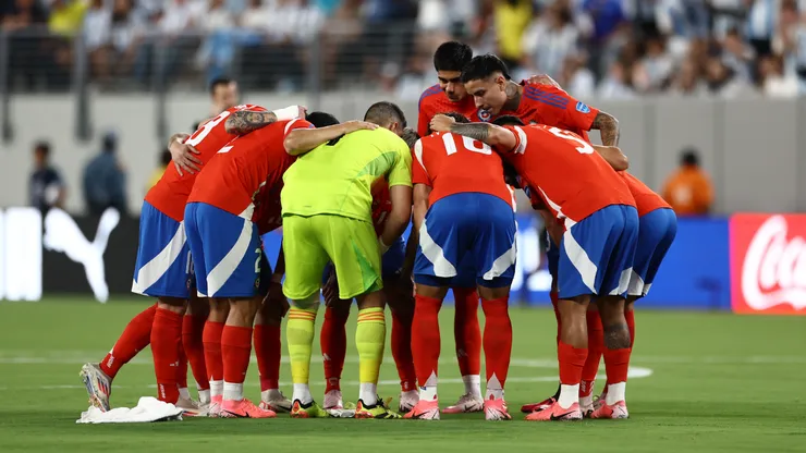 Los jugadores de Chile en la previa del inicio del encuentro ante Argentina.