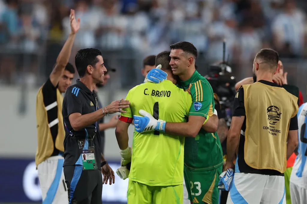 El portero tuvo un gesto en contra de los hinchas de Chile en el duelo por la Copa América. (Photo by Rob Carr/Getty Images)