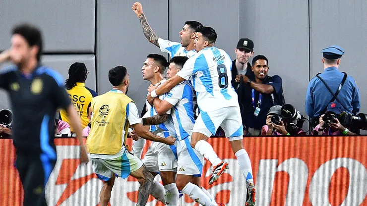 Argentina celebró como un título su agónico triunfo ante la Roja.
