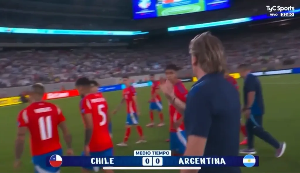 La televisión de Argentina siguió a Gareca con sus jugadores.