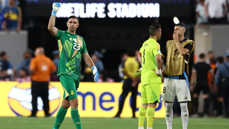 El Dibu Martínez salió a resaltar la actuaciónd e Claudio Bravo.
