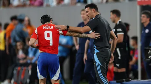 Scaloni con Víctor Dávila en el partido de Chile ante Argentina.
