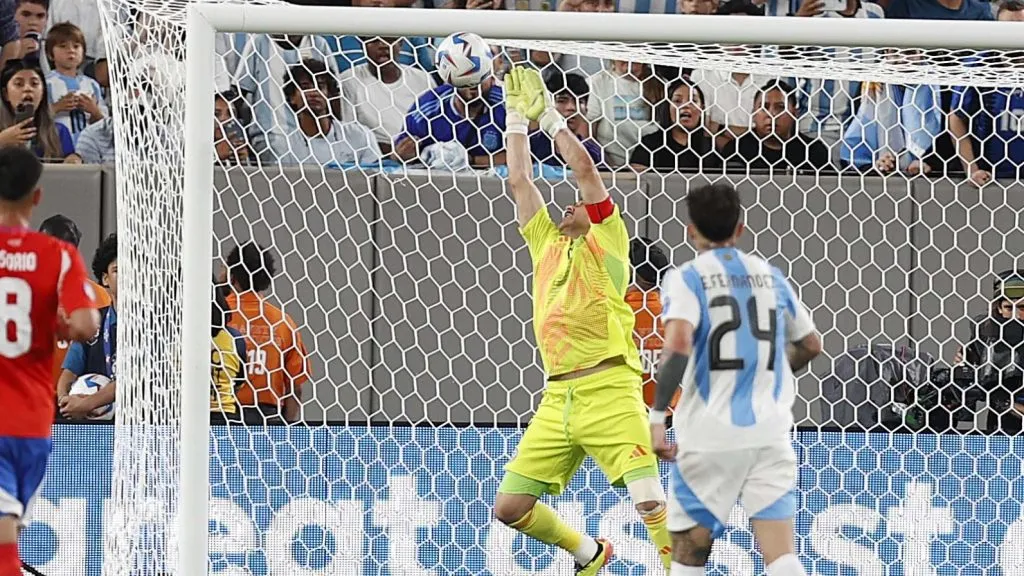 Claudio Bravo, a pesar de la derrota, brilló ante Argentina. Foto: Carlos Parra, FFCh.
