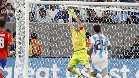 Claudio Bravo, a pesar de la derrota, brilló ante Argentina.
