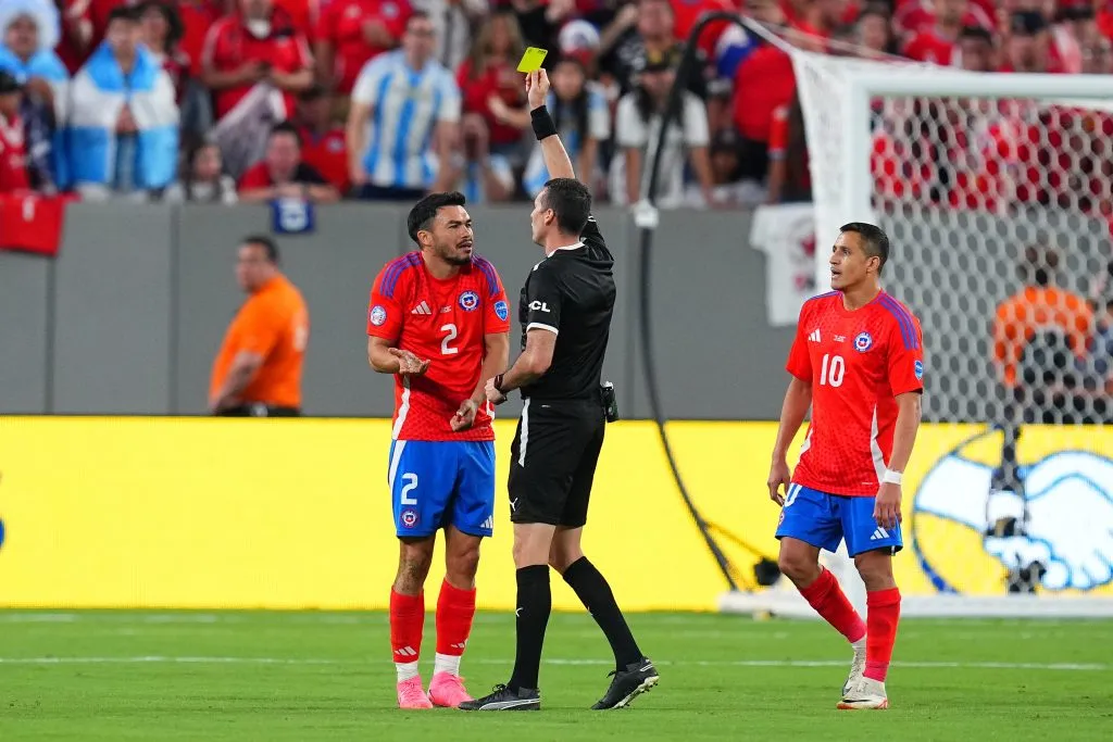 Andrés Matonte se suma a la lista de árbitros villanos de Chile ante Argentina. Foto: Getty Images.