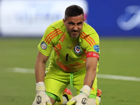 Bravo le da un palo al árbitro y una alarma por su físico