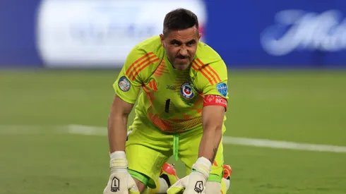 Claudio Bravo ante Argentina. Fue figura.