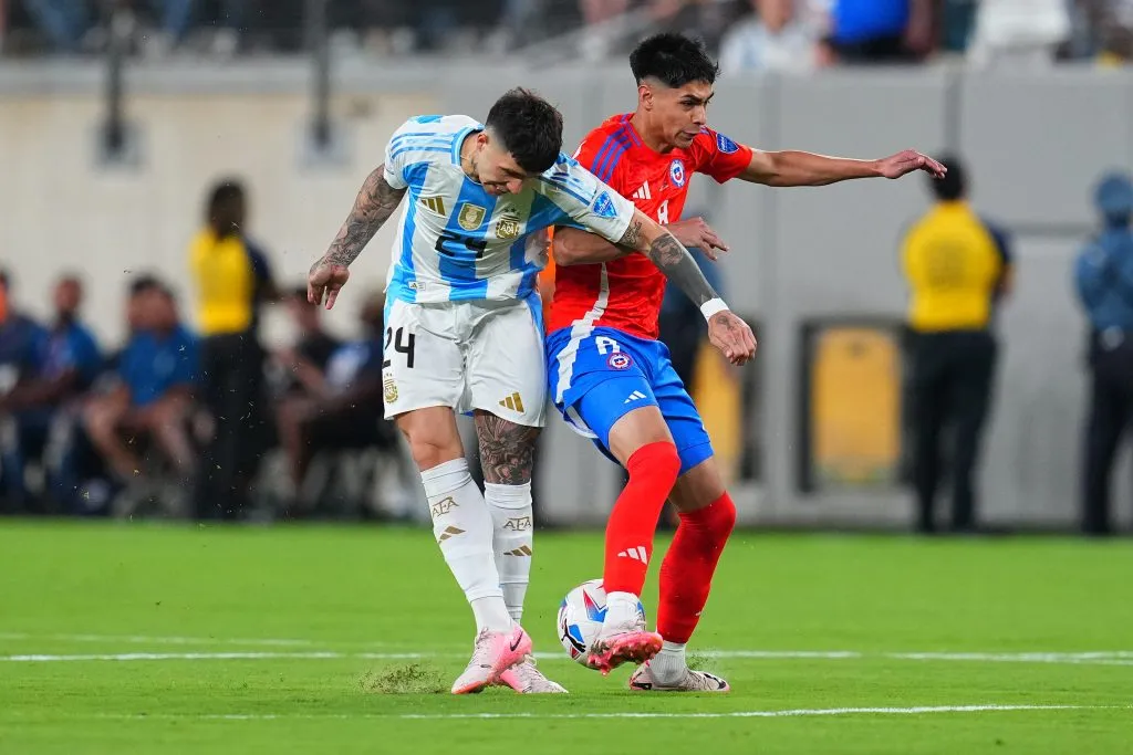 Darío Osorio en acción ante Enzo Fernández de Argentina. (Mitchell Leff/Getty Images).