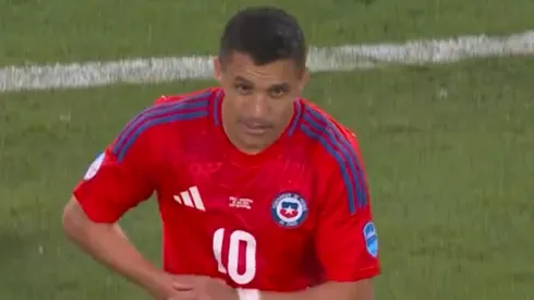 La cara de Alexis Sánchez al saber que salía del partido.