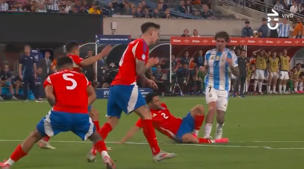 El planchazo de Rodrigo De Paul ni fue revisado por Matonte ni por el VAR