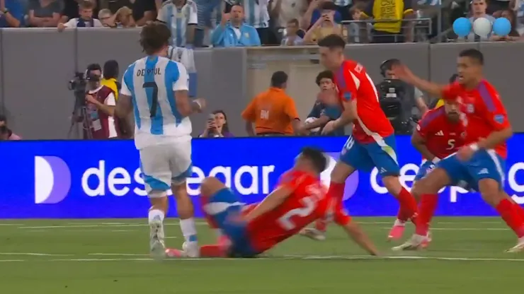 Rodrigo de Paul trancó con Gabriel Suazo en un intento de remate y le dio un fuerte golpe.