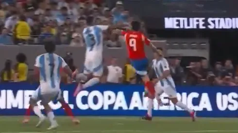 Víctor Dávila recibió un tremendo manotazo de Cristián Romero pero el árbitro se hizo el loco.