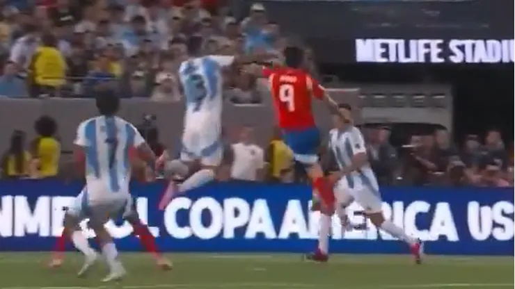 Víctor Dávila recibió un tremendo manotazo de Cristián Romero pero el árbitro se hizo el loco.