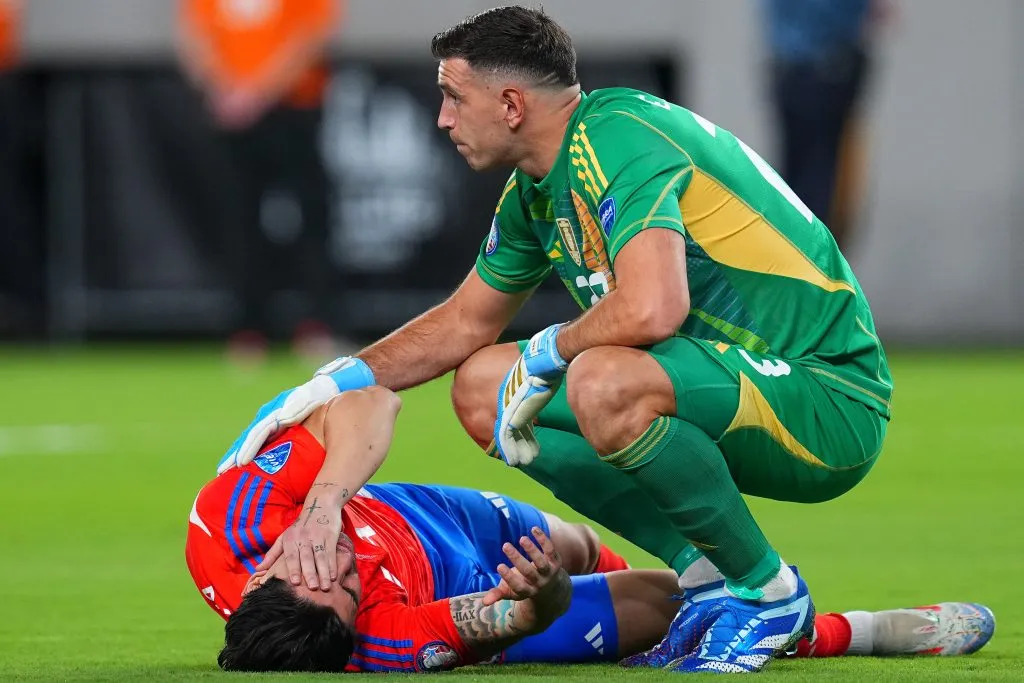 Víctor Dávila sufrió un manotazo pero no hubo penal para Chile ante Argentina. Foto: Getty Images.