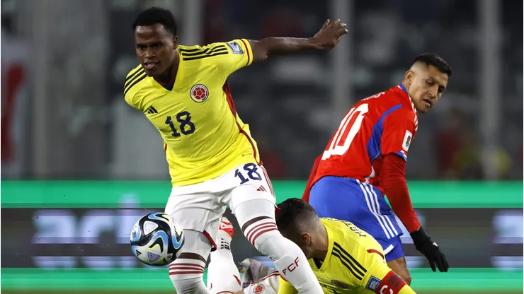 Jhon Arias de Colombia, rival que sufrió cantos racistas que motivaron un castigo a la Roja.