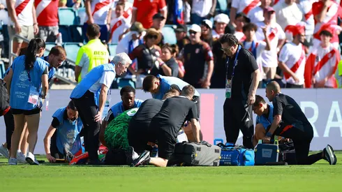 El juez de línea se desplomó en la cancha y debió ser trasladado a un centro médico.