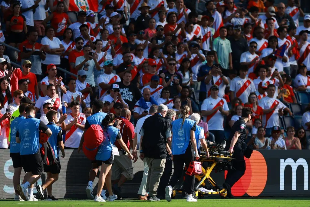 Humberto Panjoj, árbitro asistente, se desvaneció en pleno partido de Perú y Canadá. Foto: Getty Images.