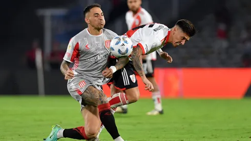 Javier Correa en acción ante River Plate.