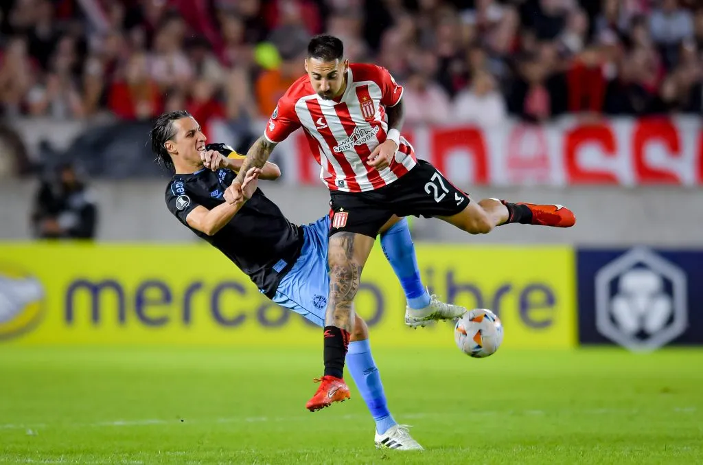 Javier Correa lucha un balón ante Pedro Geromel, defensor del Gremio de Brasil. (Marcelo Endelli/Getty Images).