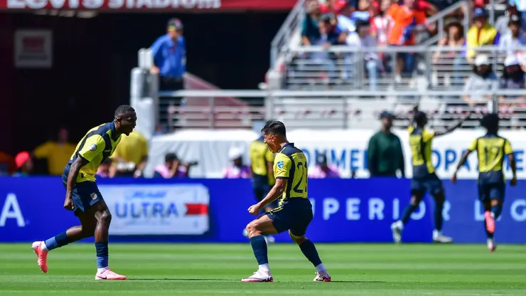 Los jugadores de Ecuador celebran el tanto de Sarmiento ante Venezuela.