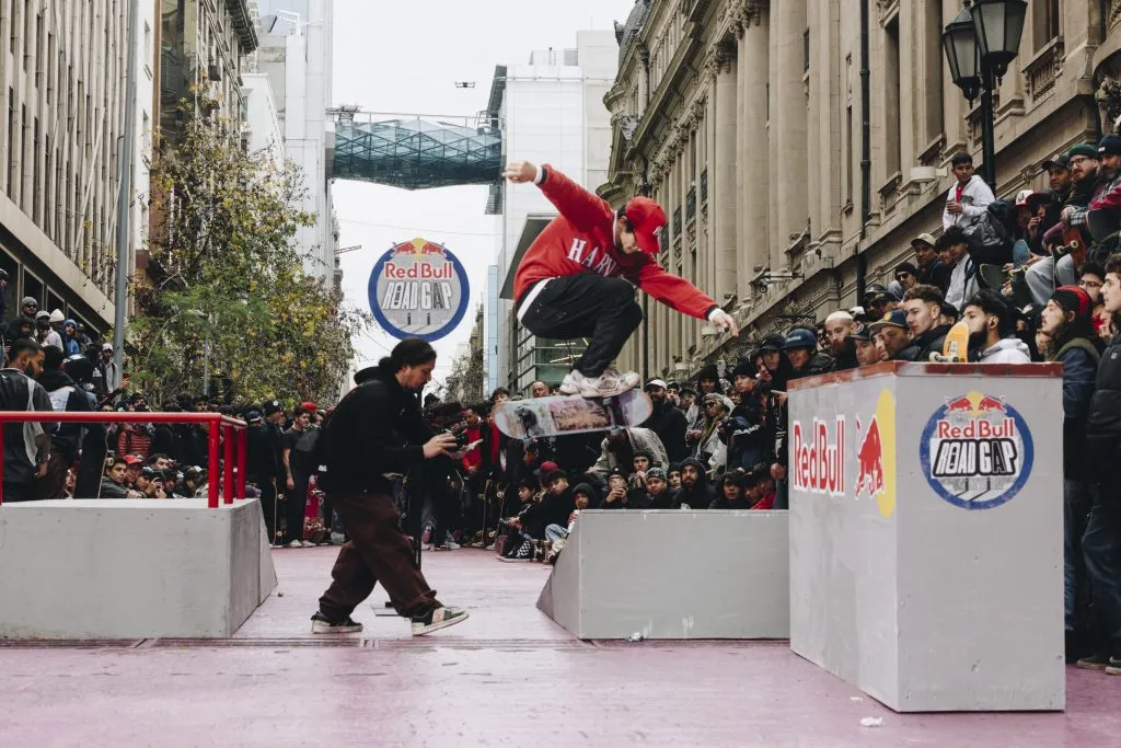 El Paseo Bandera, en pleno corazón de Santiago, fue escenario de uno de los puntos de reunión de los skaters chilenos para celebrar su día. Foto: Red Bull Content Pool.