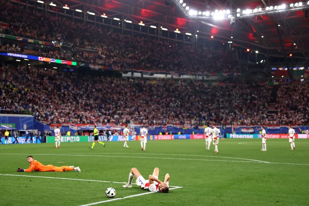 Italia se clasifica a segundos del final a costa de la tristeza de Croacia.