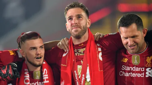 Adrián San Miguel festeja la Premier League del Liverpool.
