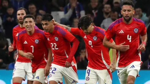 Darío Osorio es felicitado por su gol a Francia.