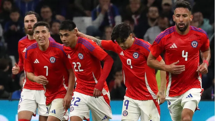 Darío Osorio es felicitado por su gol a Francia.