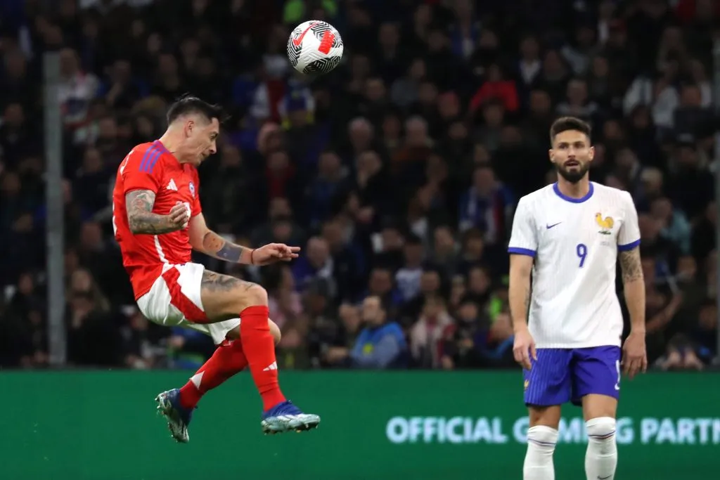 Echeverría muestra mucha fiereza en el mediocampo de Chile
