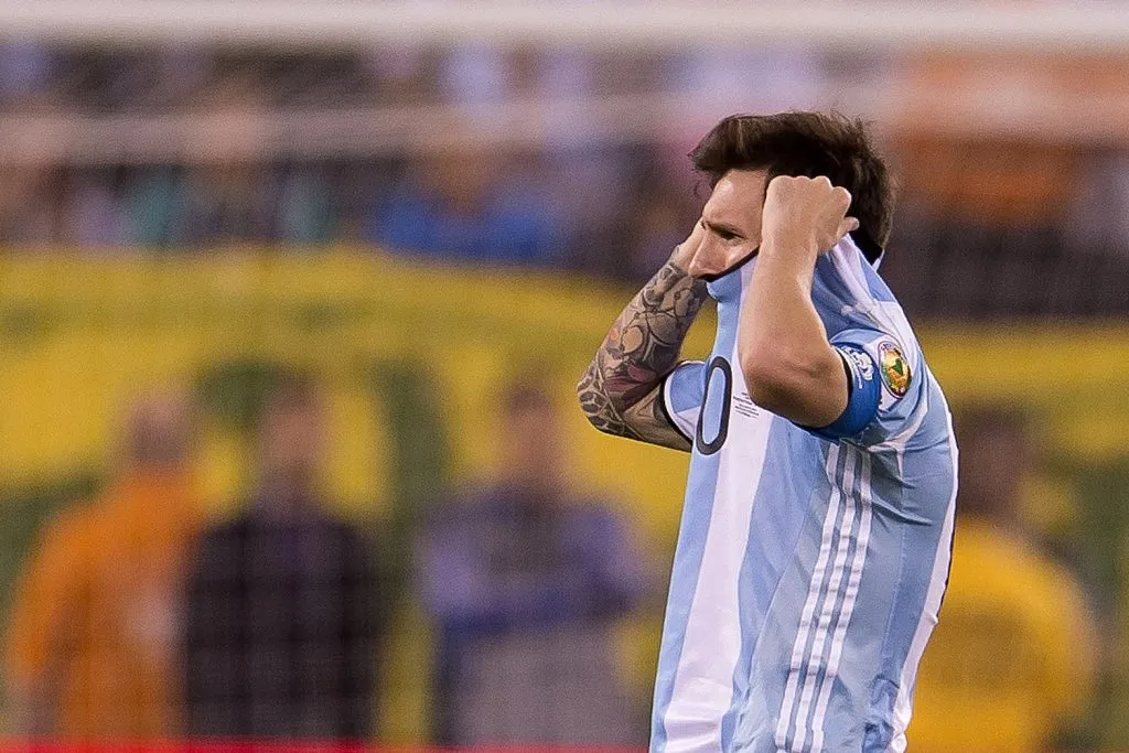 Lionel Messi reaccionó así tras perder el primer penal de Argentina contra Chile. (Mexsport/Photosport).
