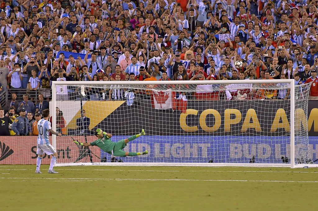 Lionel Messi elevó su remate cuando Claudio Bravo estaba vencido. (Mexsport/Photosport).