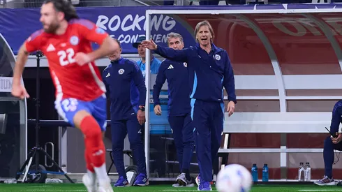 Ricardo Gareca con el buzo de la Roja.