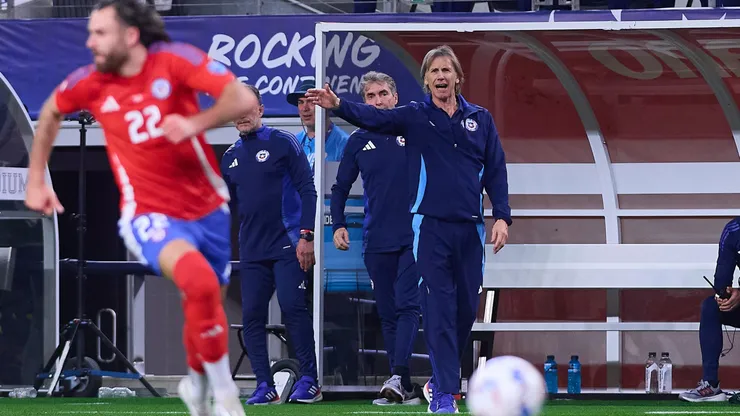 Ricardo Gareca con el buzo de la Roja.