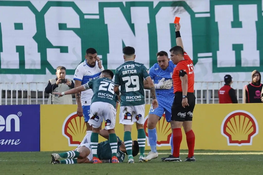 Benjamín Saravia no dudó: le mostró tarjeta roja directa a Sebastián Pérez. (Raul Zamora/Photosport).
