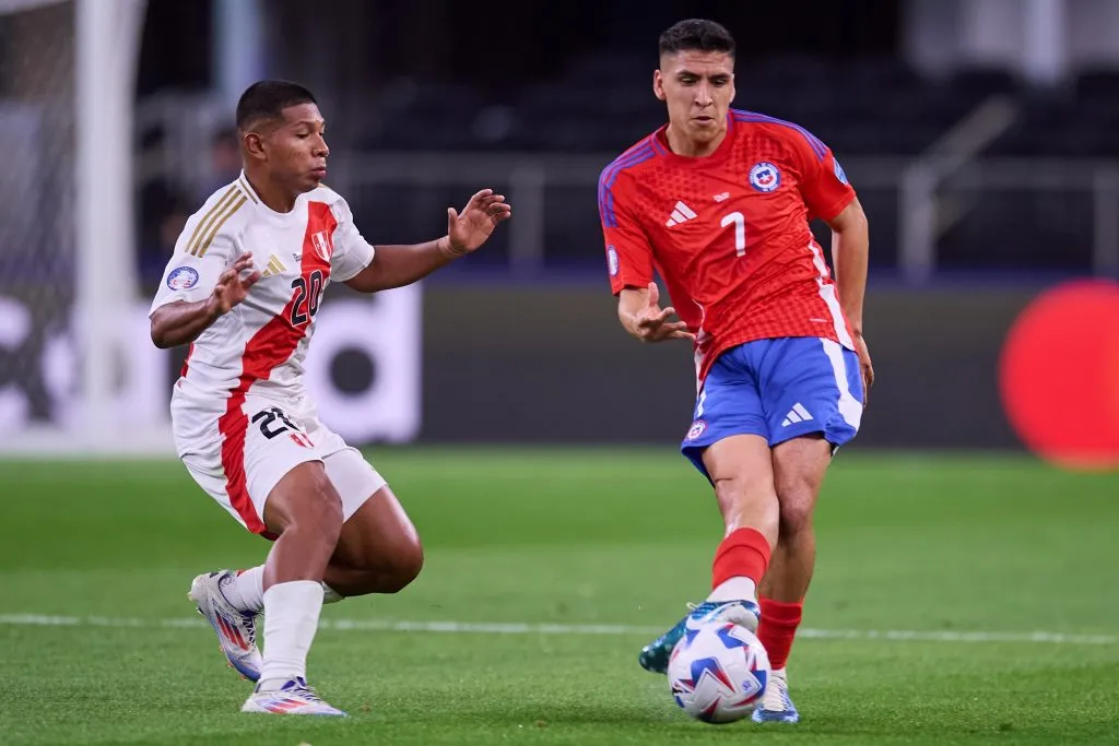 Marcelino Núñez es uno de los jugadores que saldría de la formación de Chile ante Argentina. Foto: Photosport.