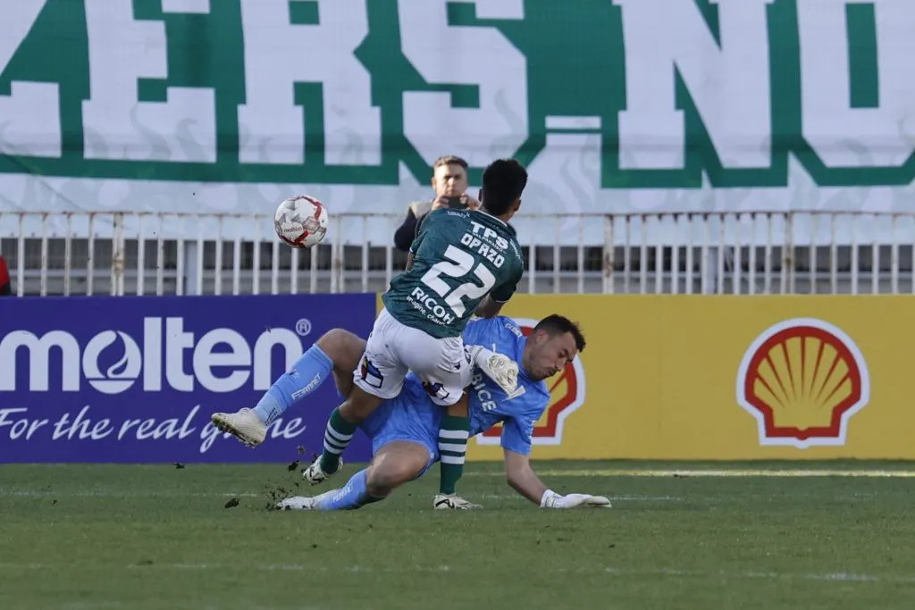 El terrible choque de Pérez que marcó el partido de la UC. Foto: Raul Zamora/Photosport