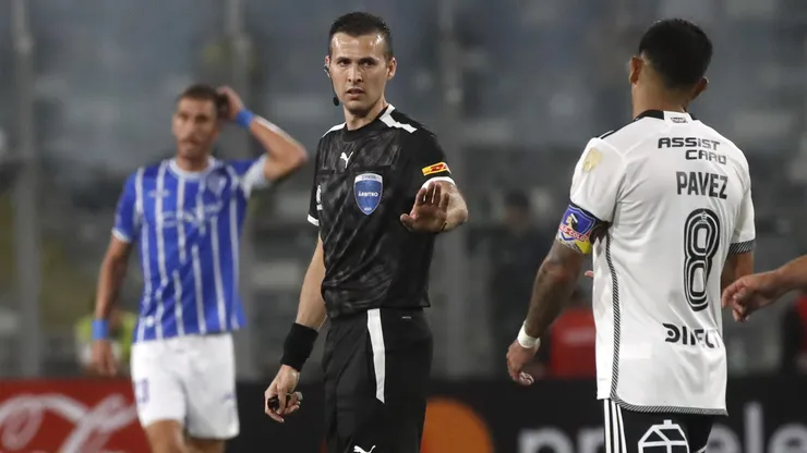 El uruguayo dirigió a Colo Colo ante Godoy Cruz en Copa Libertadores.