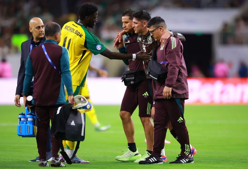 Así salió Edson Álvarez de la cancha. (Hector Vivas/Getty Images)