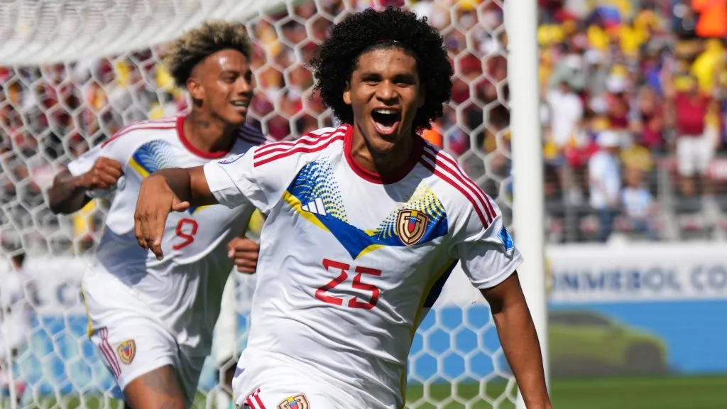 Eduard Bello anotó el 2-1 de Venezuela ante Ecuador. Detrás suyo celebra Jhonder Cádiz. (Getty Images).