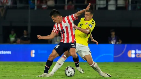 Kevin Castaño y Andrés Cubas disputan el balón en el último partido de Colombia vs Paraguay.