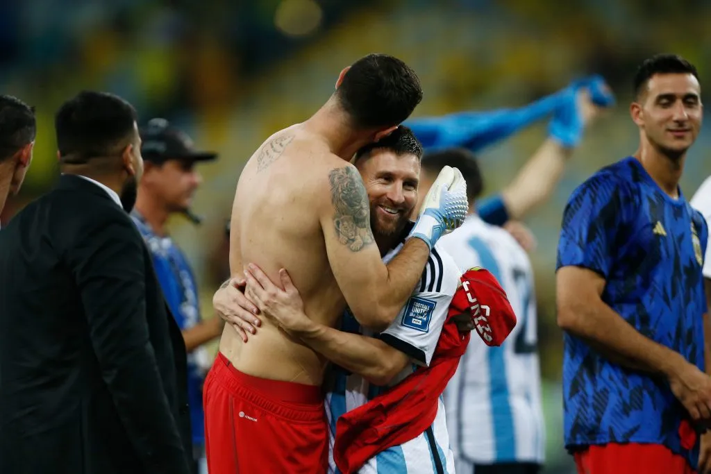 Dibu Martínez y Messi celebran una victoria de Argentina. (Wagner Meier/Getty Images).