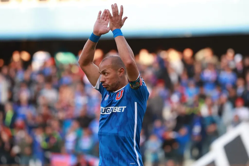 Marcelo Díaz arrastra un problema físico que lo tiene en vilo para jugar el primer partido ante el SAU. (Eduardo Fortes/Photosport).