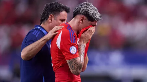 Diego Valdés no pudo seguir en la cancha durante el empate de Chile y Perú.