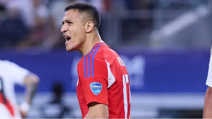 Alexis Sánchez tuvo varios gestos de desaprobación en el duelo ante Perú.
