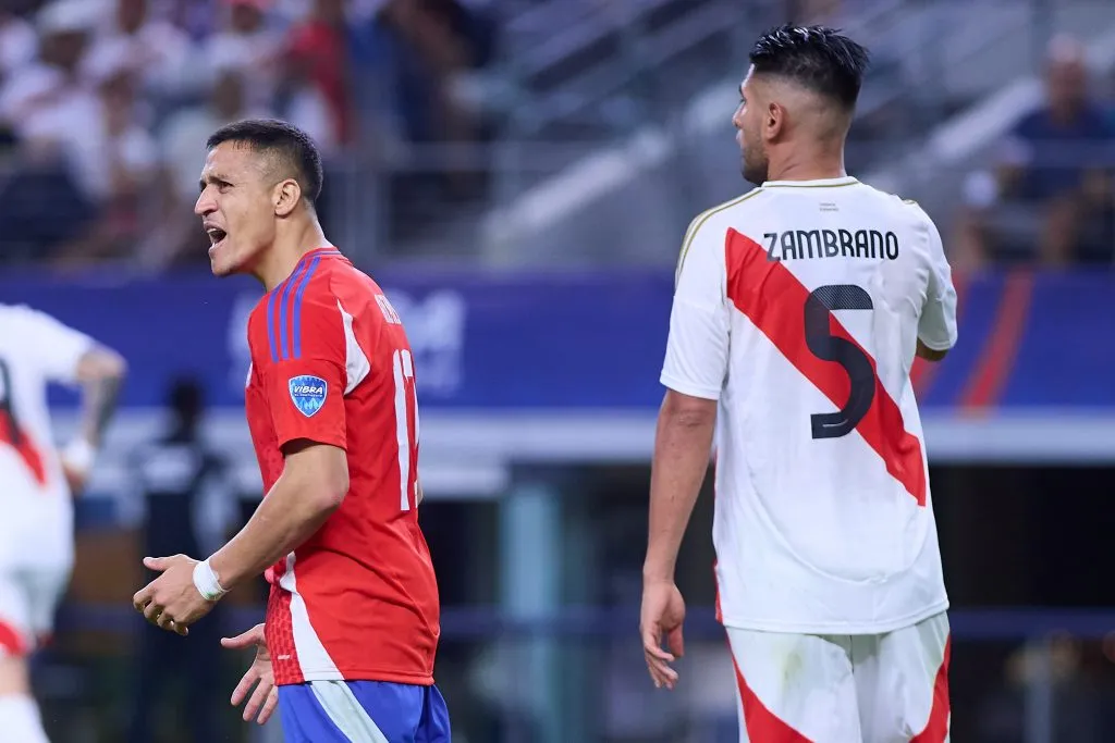 Alexis tuvo un amargo partido ante Perú: se perdió la más clara y peleó con sus compañeros | Photosport